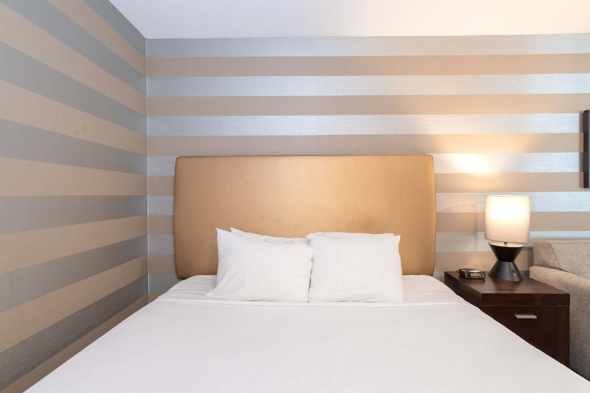 Sandman Hotel Пентиктън Екстериор снимка